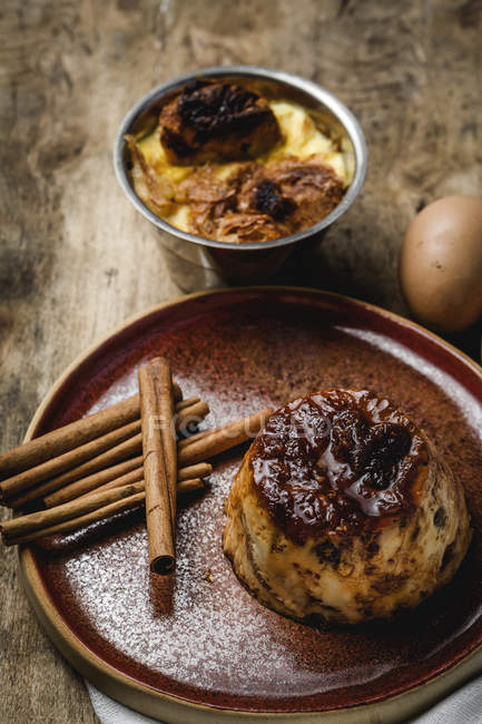 Delizioso budino fatto in casa sul piatto sul tavolo in legno rustico — Foto stock