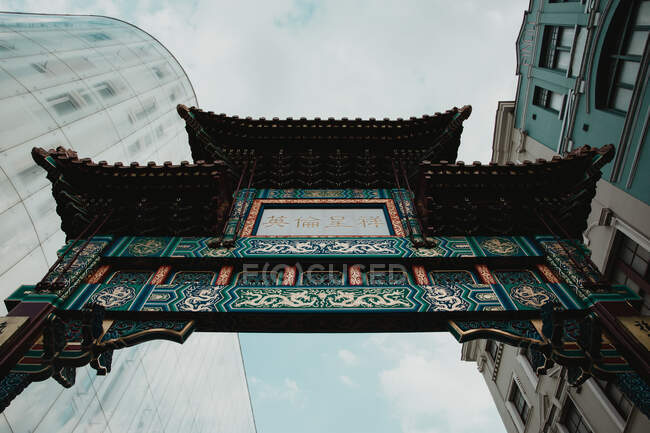 LONDRES, REINO UNIDO - 23 DE OCTUBRE DE 2018: Desde abajo plano de hermoso arco decorando la entrada de Chinatown en Londres, Inglaterra - foto de stock