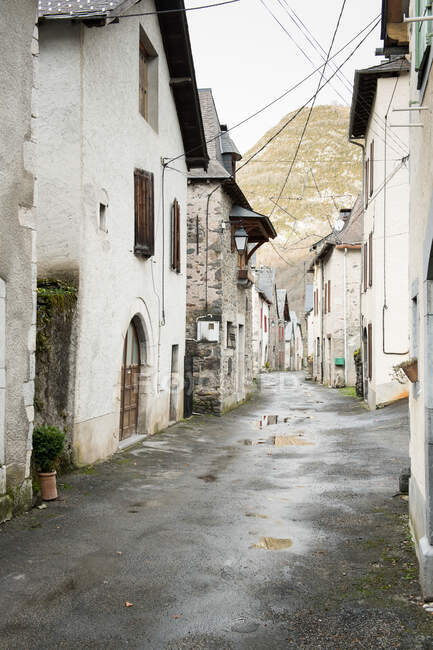 Blick auf die antike Stadt in der Nähe hoher Hügel und bewölkt in den Pyrenäen — Stockfoto