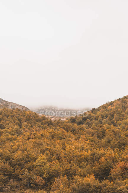 Ізотропічний вид гори на хмарну погоду в Ісобі (Кастилія) і Леоні (Іспанія). — стокове фото