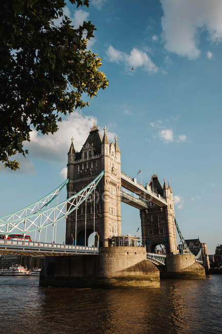 LONDRA, REGNO UNITO - 23 OTTOBRE 2018: Veduta pittoresca del bellissimo Tower Bridge che attraversa il Tamigi in una splendida giornata nuvolosa a Londra, Inghilterra — Foto stock