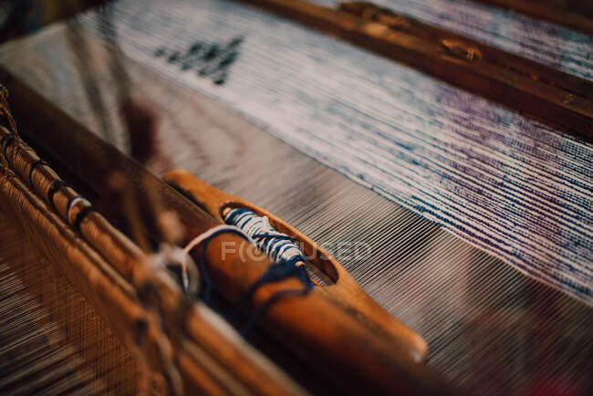 Деревянный ткацкий станок с синими протекторами — стоковое фото