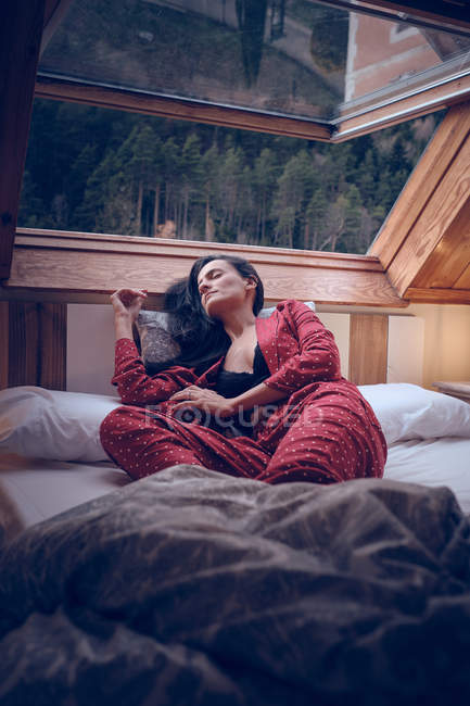 Sinnliche Frau auf dem Bett liegend — Stockfoto