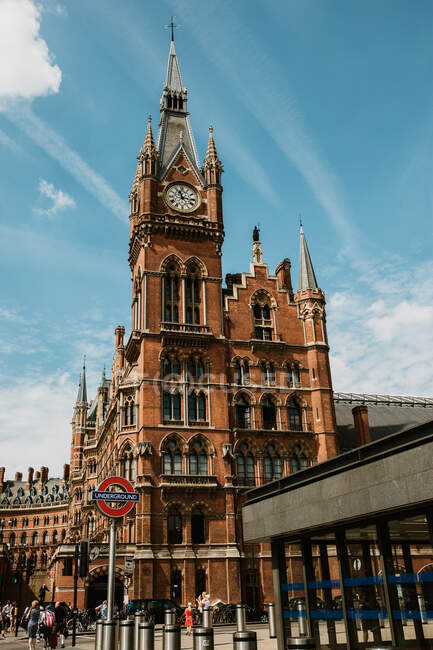 LONDRES, ROYAUME-UNI - 23 OCTOBRE 2018 : Magnifique bâtiment ancien avec tour d'horloge par temps nuageux sur la rue de Londres, Angleterre — Photo de stock