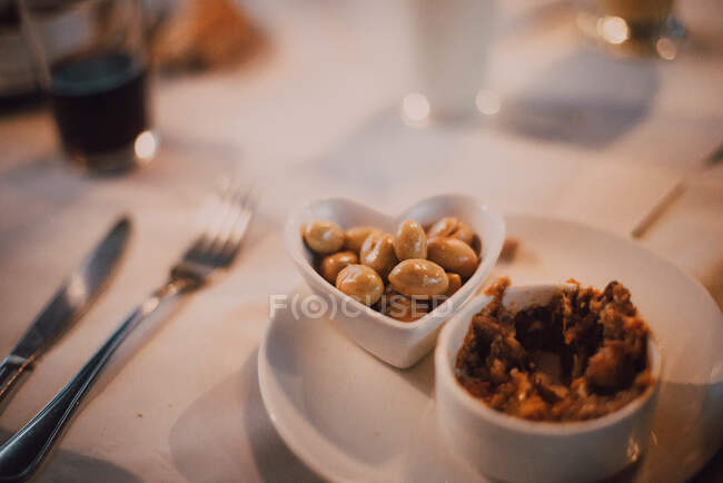 Primer plano diferentes aperitivos en la mesa de restaurante en Chefchaouen, Marruecos - foto de stock