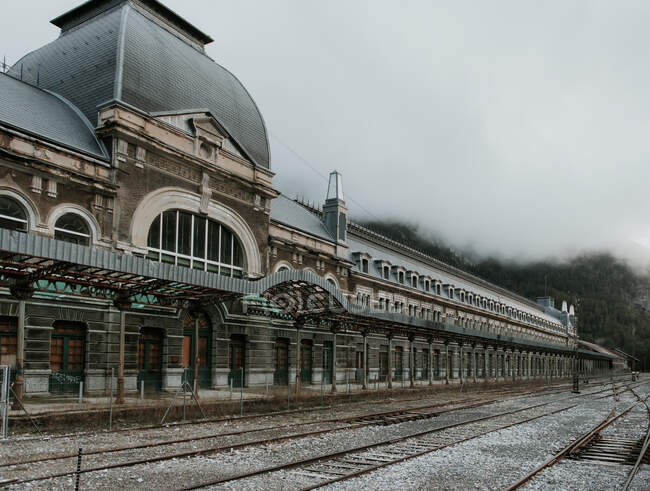 Ferrocarriles en depósito cerca de las montañas en los Pirineos - foto de stock