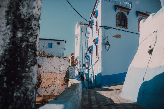 Rue avec vieux bâtiments bleus et blancs, Chefchaouen, Maroc — Photo de stock