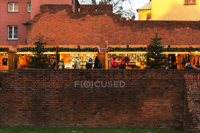 WARSAW, POLAND - NOVEMBER 27, 2017: Small Christmas market on the old town wall of Warsaw, Poland — Stock Photo