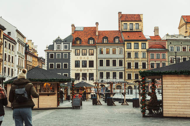 Christmas market in Warsaw Old Town Market Square, detail of the old colorful facades — Stock Photo
