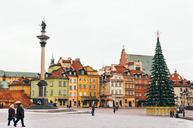 WARSAW, POLAND - NOVEMBER 28, 2017: Christmas tree in Castle Square. Plac Zamkowy (Stare Miasto), in the center, the column of Sigismund III, and Royal Castle, Krakowskie Przedmiecie street — Stock Photo