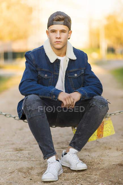 Retrato de un joven adolescente al aire libre con atuendo casual - foto de stock