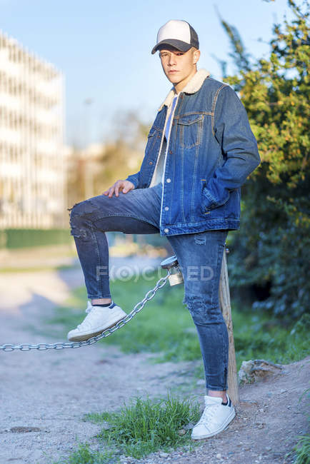 Portrait of a young teenager outdoors wearing casual attire — Stock Photo
