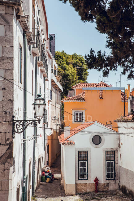 Vue sur rue avec draps sur vieilles maisons grungy à Sintra, Lisboa, Portugal — Photo de stock
