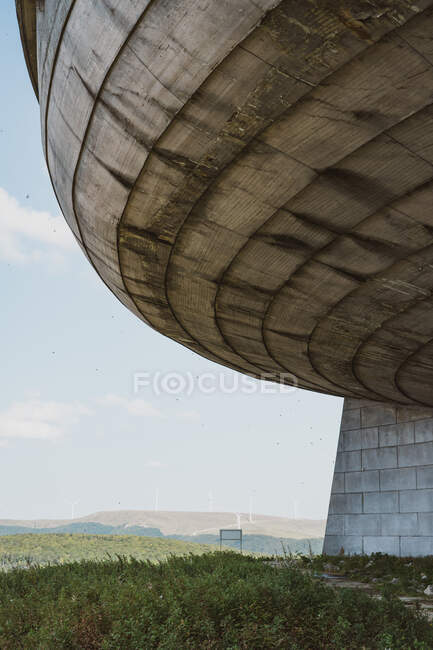 Enorme edificio in cemento in piedi nella magnifica campagna in Bulgaria, Balcani — Foto stock