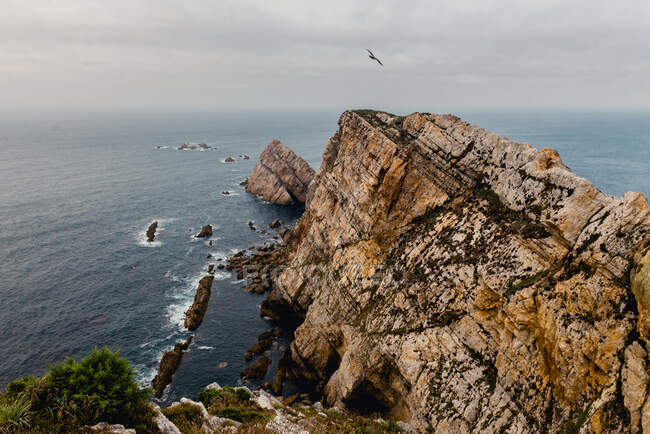 Грубий скеля біля моря в похмурий день — стокове фото
