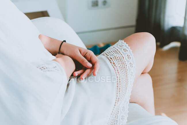 Mulher de vestido sentado no quarto — Fotografia de Stock