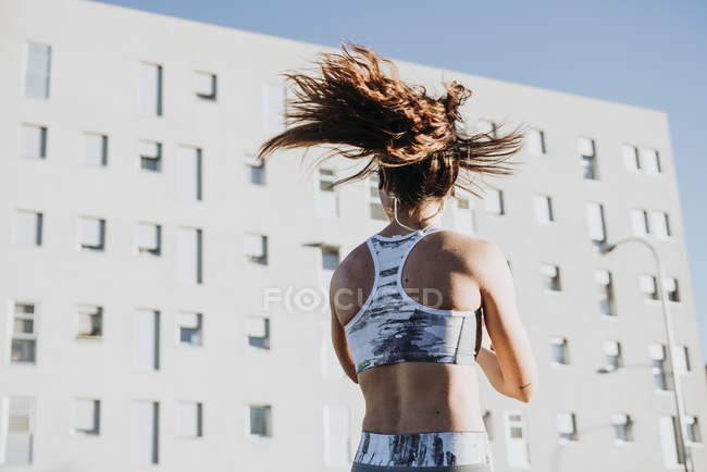 Rückseite der Frau in Sportbekleidung — Stockfoto