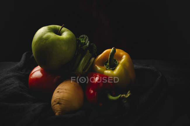 Mezcla de verduras frescas sobre fondo negro - foto de stock