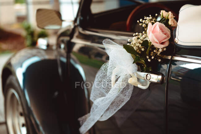 Цветок на ручке ретро автомобиля — стоковое фото