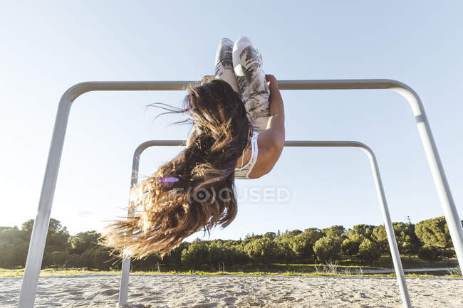 Woman training on parallel bars — Stock Photo