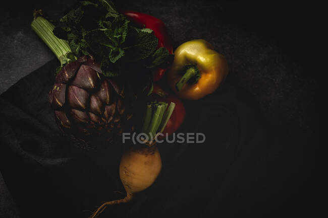 Суміш свіжих овочів на чорному тлі — стокове фото