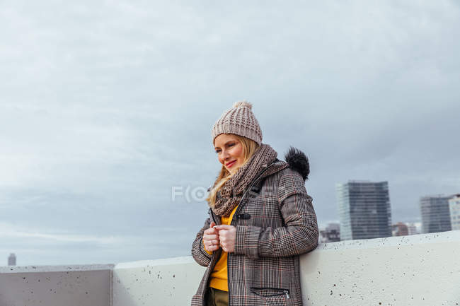 Porträt eines blonden Mädchens, das in der Stadt posiert — Stockfoto