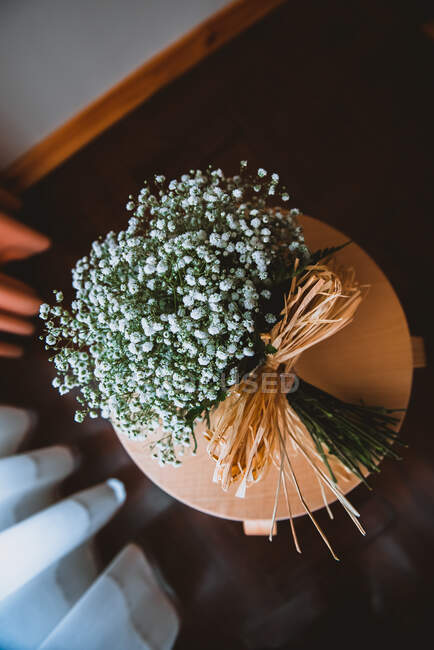 Bouquet of white flowers on stand — Stock Photo