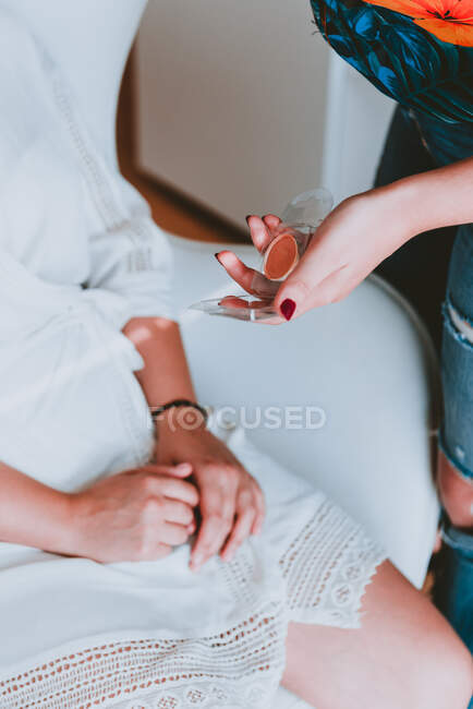 Main du styliste tenant surligneur près de la jeune femme en tenue blanche — Photo de stock