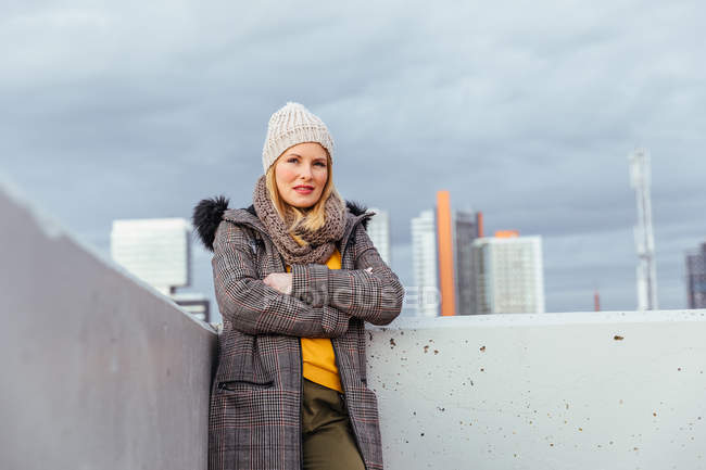 Retrato de menina loira posando na cidade — Fotografia de Stock