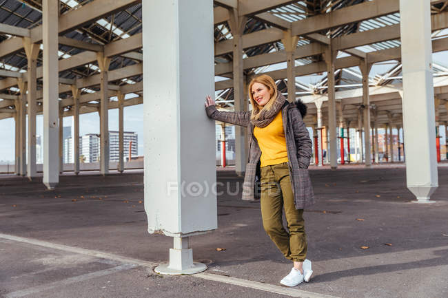 Портрет блондинки, позирующей в городе — стоковое фото