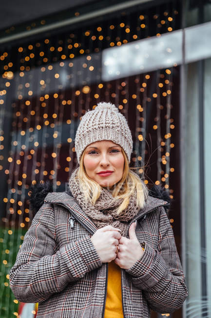 Portrait of blonde girl in the city — Stock Photo