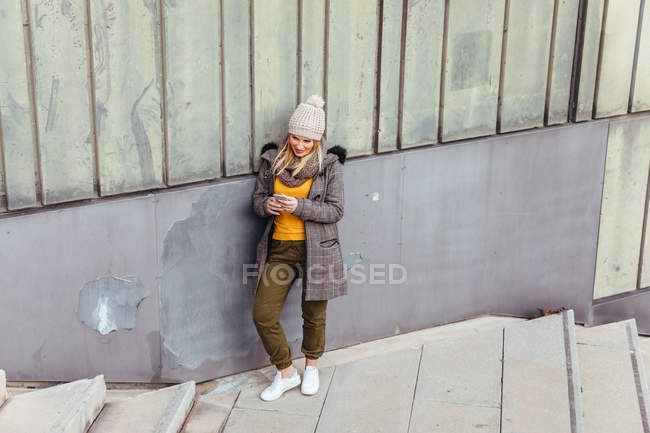 Portrait de fille blonde écrivant sur son téléphone — Photo de stock