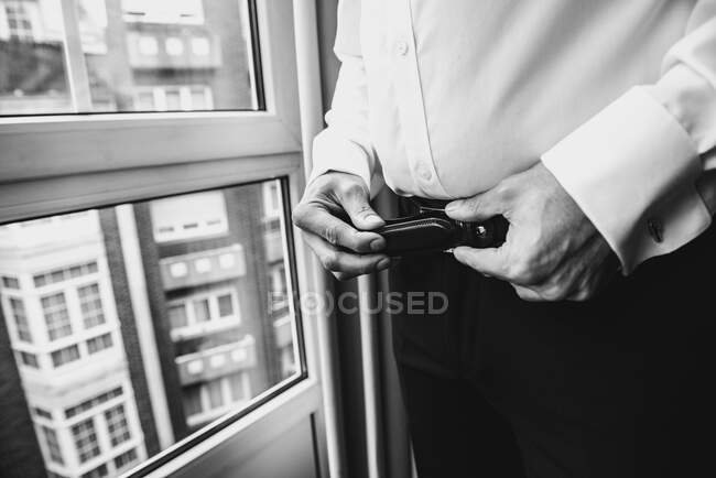 Mann knöpft Gürtel an Hose — Stockfoto