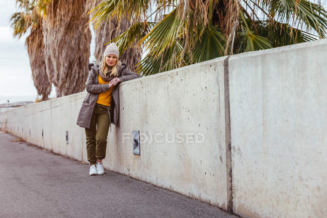 Портрет блондинки, позирующей в городе — стоковое фото