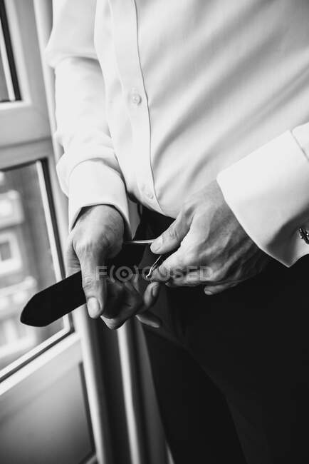 Hombre abotonamiento cinturón en pantalones - foto de stock