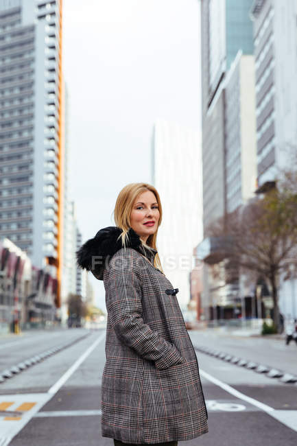 Blondes Mädchen posiert in der Stadt — Stockfoto