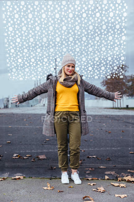Blonde girl posing in the city — Stock Photo