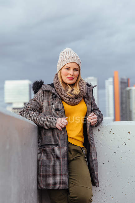 Portrait of blonde girl posing in the city — Stock Photo