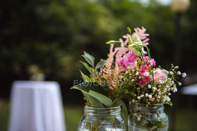 Composizione di fiori in lattine — Foto stock