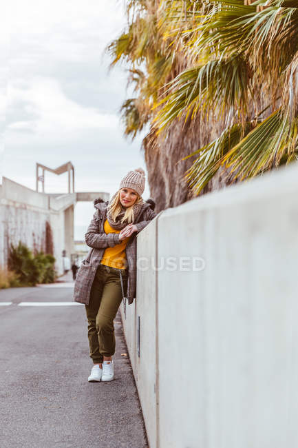 Portrait de fille blonde posant dans la ville — Photo de stock