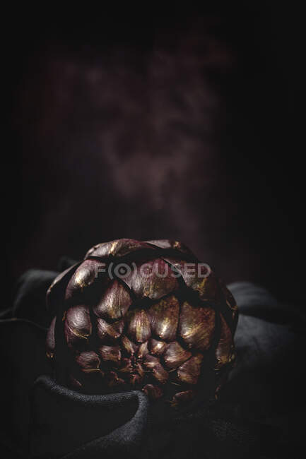 Fresh raw purple artichokes. On dark background. Detox: Healthy — Stock Photo