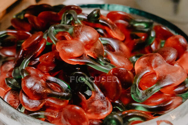 De cima prato closeup com cerejas frescas deliciosas geleia vermelha — Fotografia de Stock