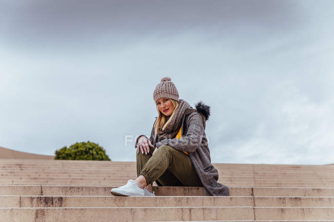 Blonde fille posant près des escaliers — Photo de stock