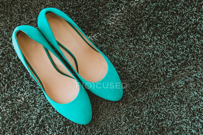 Par de zapatos azules - foto de stock