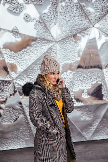 Young girl talking on the phone in the street — Stock Photo