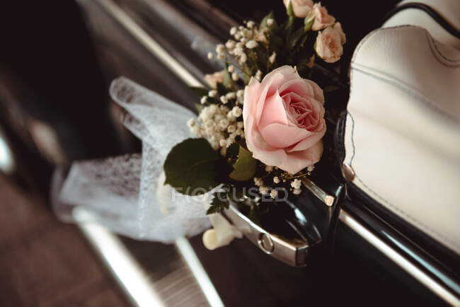 Fleur rose sur poignée de voiture rétro — Photo de stock