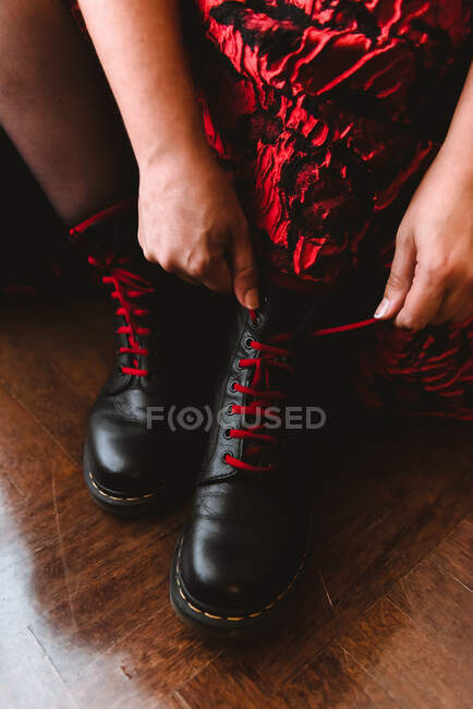 Жінка в сукні шнурівки чоботи — стокове фото