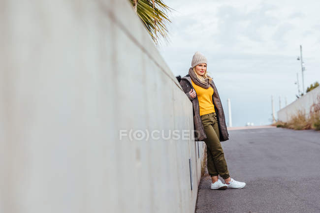 Portrait de fille blonde posant dans la ville — Photo de stock