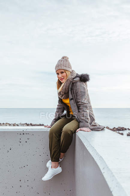 Retrato de chica rubia posando en la ciudad - foto de stock