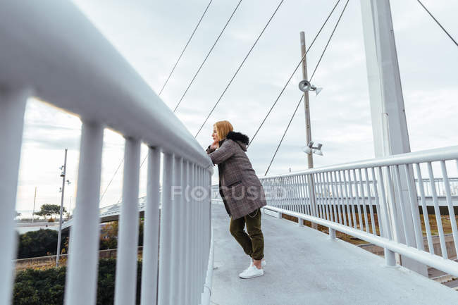 Chica rubia posando en la ciudad - foto de stock